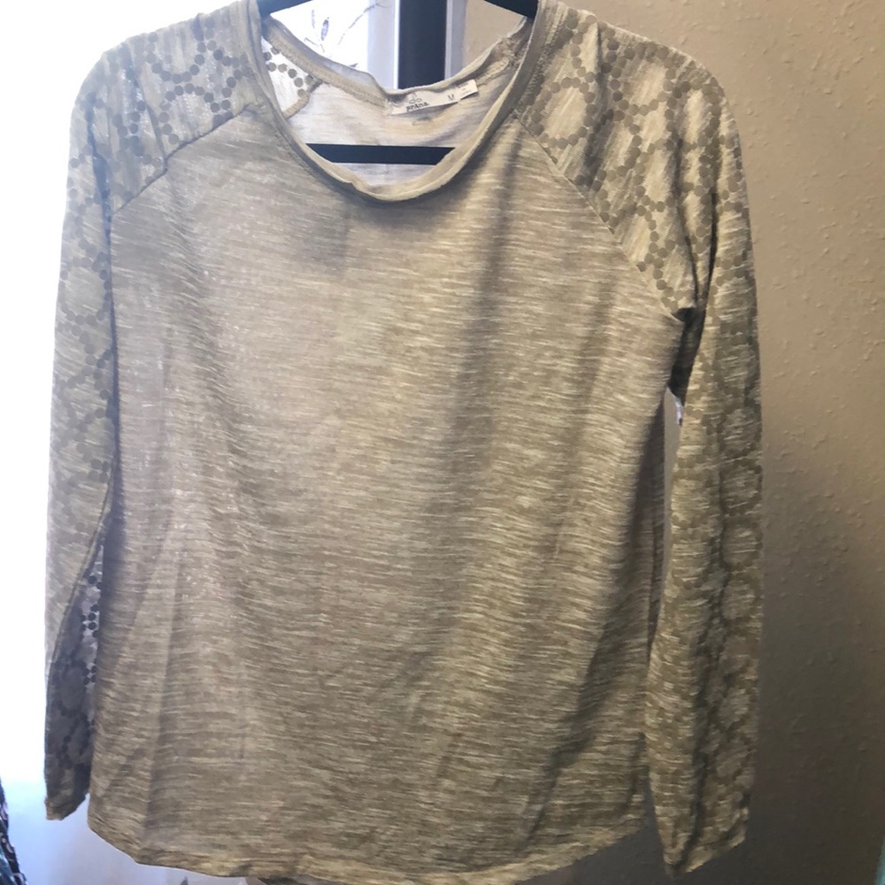 ⬇️ price drop.💥NWOT never worn Prana beige shirt